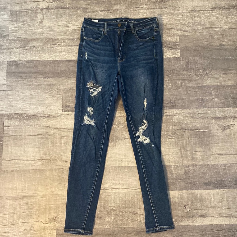 Size 6 Regular American Eagle Jeans! In great shape!